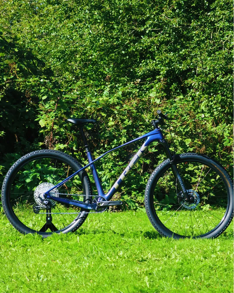 2026 Trek Procaliber 9.5 Carbon XC Mountain Bike Purple Flip Hex Blue-1