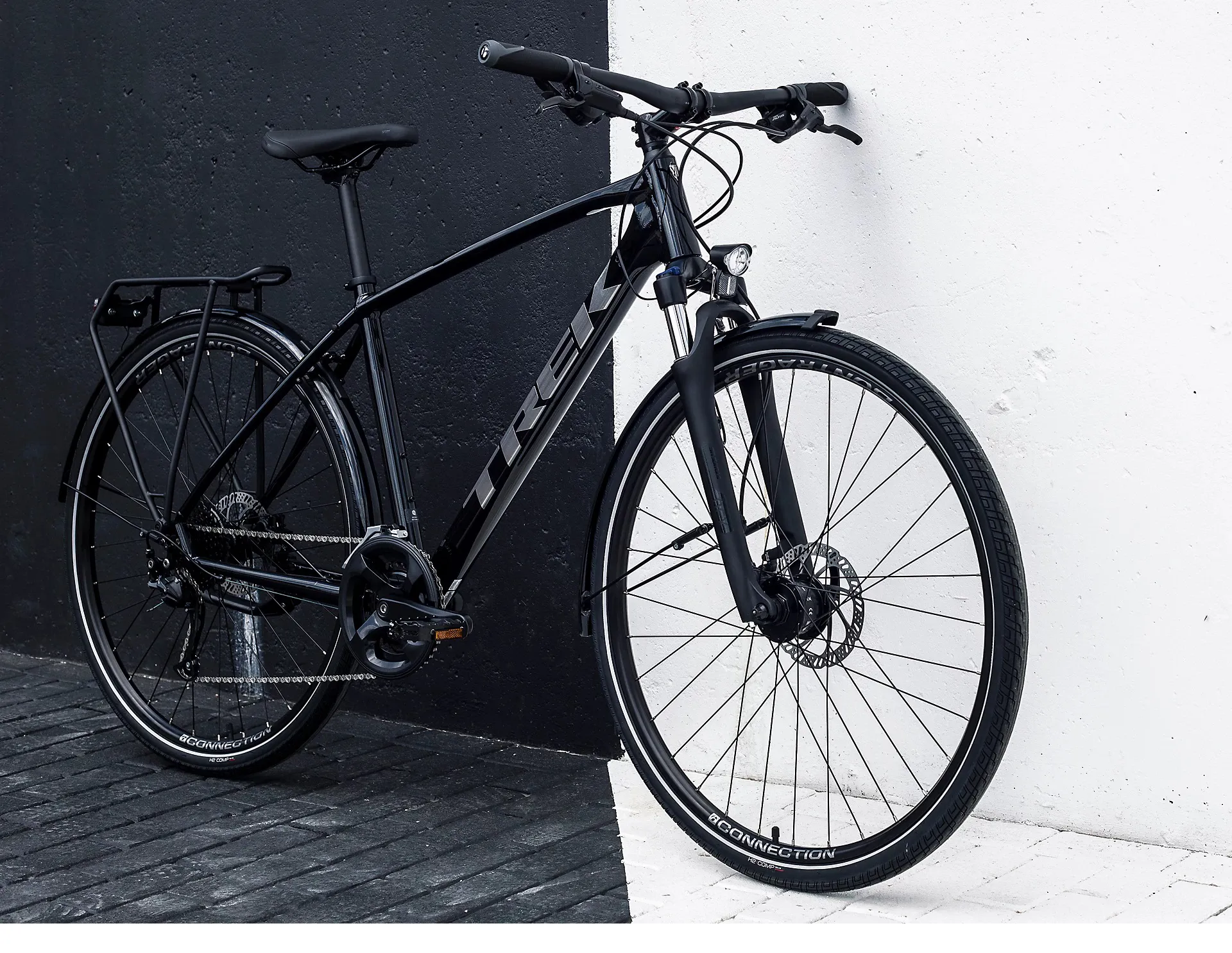 Trek Dual Sport 2 Equipped Stagger Gen 4 in Trek Black